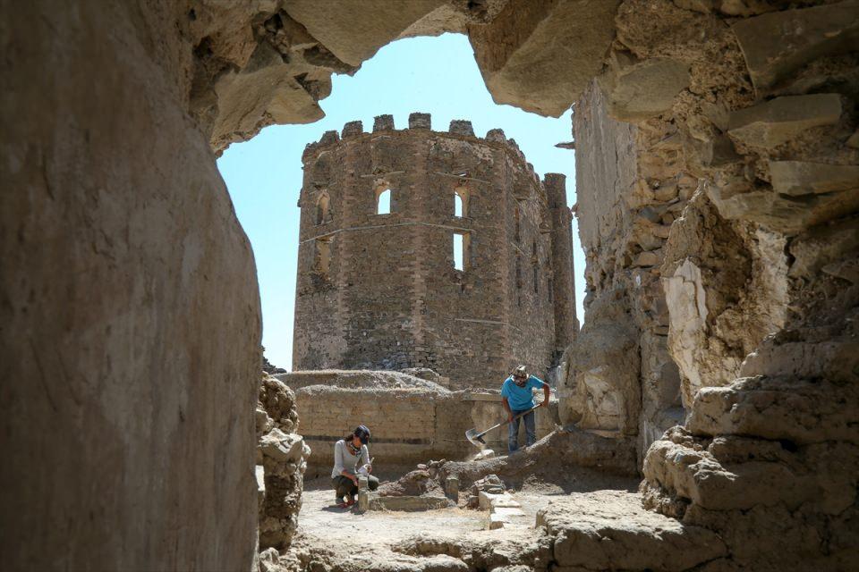 <p><strong>"Envanter çalışmaları devam ediyor</strong></p>
<p>Kaleden çıkarılan buluntuları kazı evinde oluşturulan bölümde temizleyerek kategorilere ayıran Van YYÜ Sanat Tarihi Bölümü doktora öğrencisi Evin Telli ise envanter çalışmalarını sürdürdüklerini dile getirdi.</p>