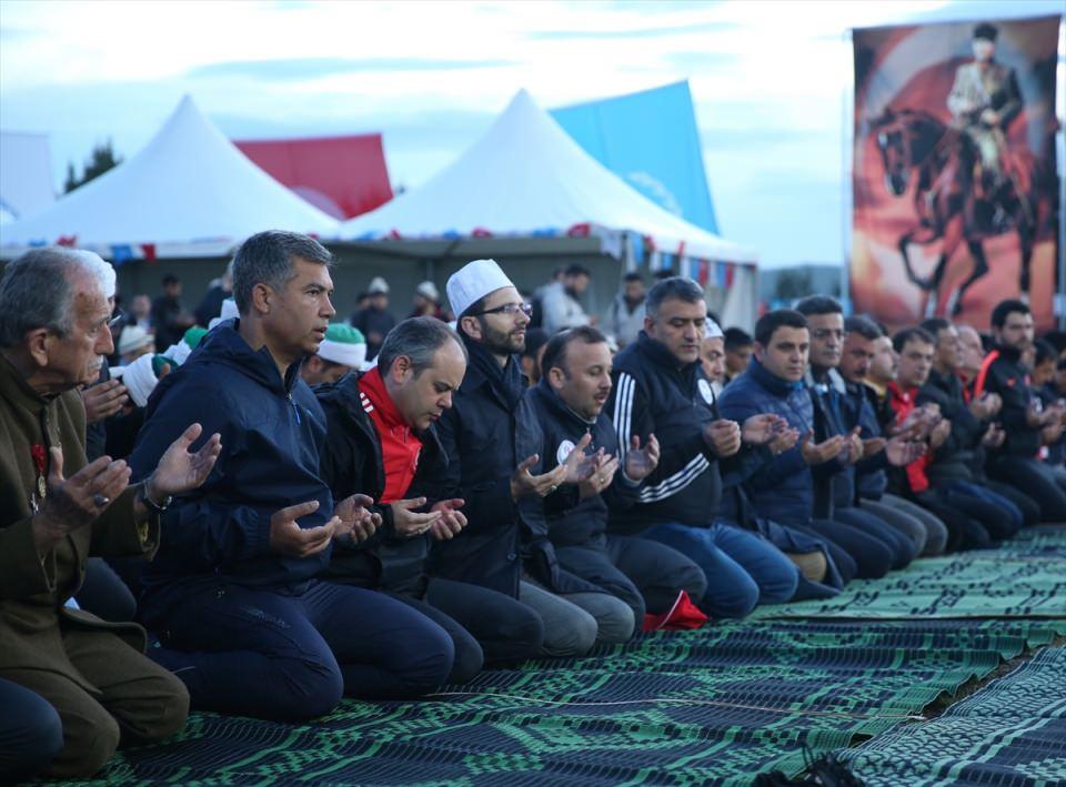 <p>Erzurum'da da vatandaşların Narmanlı Camisi'nde sabah namazında bir  araya gelerek dua ettiğini ifade eden Taşkesenligil, "İlimizden genç-ihtiyar,  kadın-erkek herkes ellerinde Türk bayraklarıyla Çanakkale şehitleri anısına  yürüdü ve dualar etti. Etkinlikte emeği geçenlere teşekkür ediyorum." diye  konuştu.</p>
