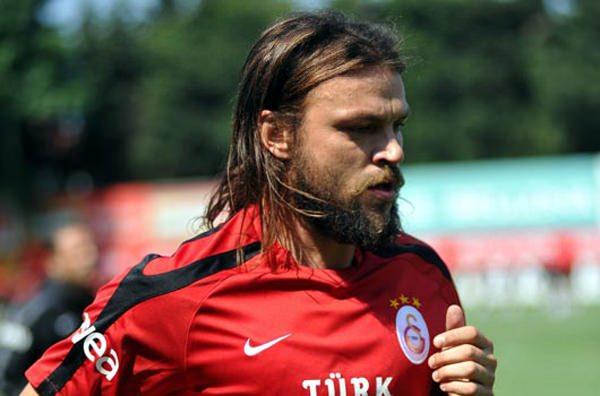 <p>EN ŞIK GİYİNEN FUTBOLCU</p>
<p><strong>2 isim verebilirim. Hem Burak hem Ujfa. Ujfa hep tarz gelirdi sakallarına beraber bir tarz yapardı. Ama en şık olarak öncelik her zaman Burak'tır benim için.</strong></p>