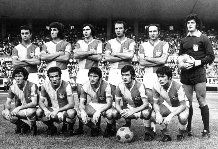 <p>GALATASARAY 1972-1973</p>
<p>Soldan sağa</p>
<p><strong>Ayaktakiler:</strong> Mehmet Oğuz, Gökmen Özdenak,Tarık Küpoğlu, Muzaffer Sipahi, Uğur Köken, Yasin Özdenak.</p>
<p><strong>Oturanlar:</strong> Ekrem Günalp, Metin Kurt, Aydın Güleş, Bülent Ünder, Savaş Yarbay.</p>