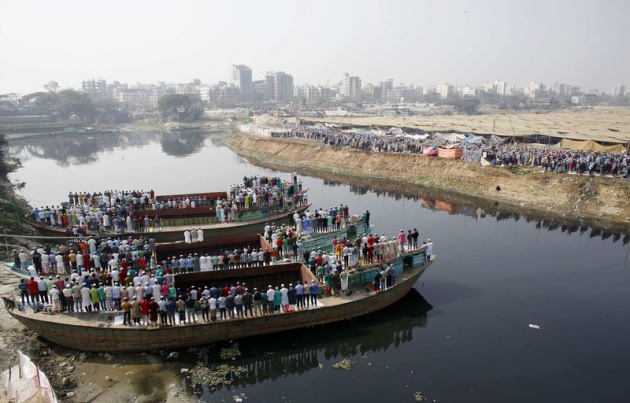 Yüz binlerce Müslüman, başkent Dakka'nın yakınındaki Turag Nehri kıyısında bir araya geldi. 