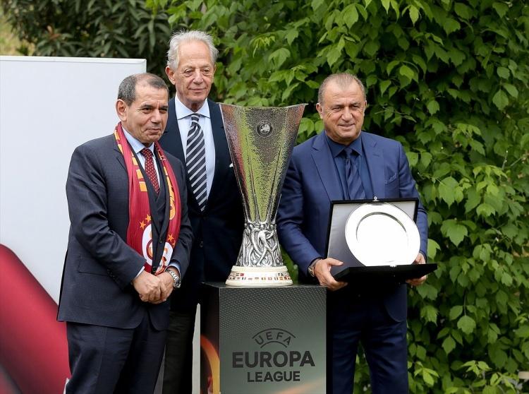 <p>Türkiye Futbol Direktörü Fatih Terim ise "Sayın başkanımın bu nazik düşüncesine çok teşekkür ediyorum. Bu başarıda bizi burada plaket törenine getiren Müfit, Eser, Bülent hocalara teşekkür ediyorum.</p>
