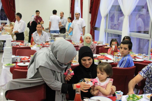 Görmez'den Suriyelilerle anlamlı iftar