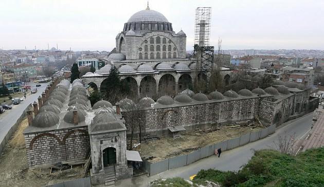 <p>Edirnekapı'da bulunan ve Mimar Sinan'ın en sevdiği eserlerden olan Mihrimah Sultan Camii, 1999 depreminden sonra oldukça hasar görmüştü. </p>