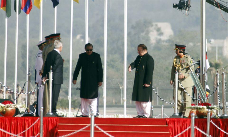 <p>Törene, Pakistan Cumhurbaşkanı Memnun Hüseyin (fotoğrafta), Başbakan Navaz Şerif, Kara Kuvvetleri Komutanı Orgeneral Kamar Cavid Bajva, diğer üst düzey yetkililer ve binlerce vatandaş katıldı.</p>
