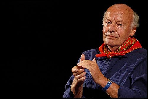 EDUARDO GALEANO - Ben basit bir 'iyi futbol dilencisiyim'. Elimde şapkam, dünyanın dört bir yanını geziyor ve stadyumlarda yalvarıyorum: "Tanrı rızası için, güzel bir maç lütfen!"
