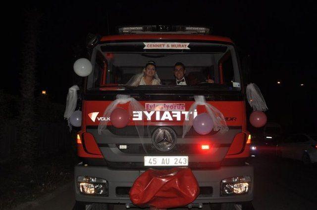 <p>Manisa Büyükşehir Belediyesi Turgutlu İtfaiye Amirliğinde görevli Murat Yılmaz (28), itfaiye aracını gelin arabası yaptı.</p>