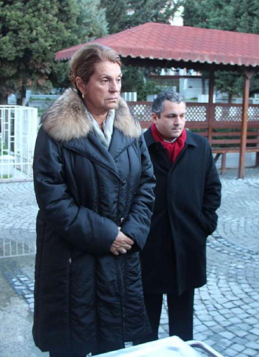 Mehmet Ali Biran'dın cenazesinin bulunduğu tabuta eşi Cemre Birand ve oğlu Umur Birand böyle baktı