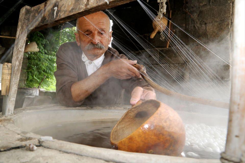 <p>Büyükaşık, ipekçiliğin gelecek kuşaklara aktarılması için evinin hemen yanına okul yaptırmak istediğini söyledi.</p>
<p> </p>