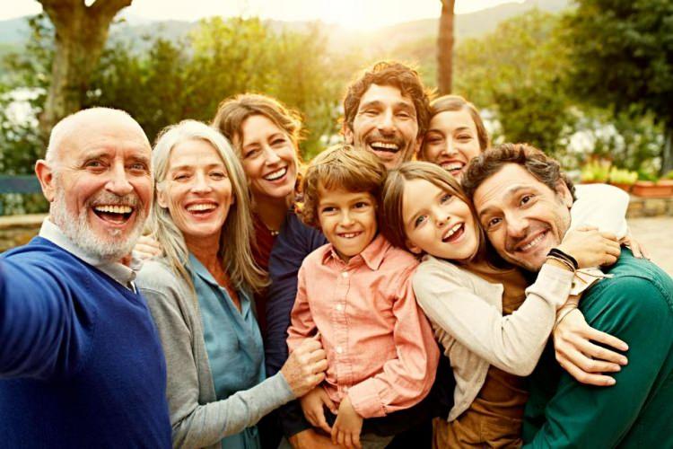 <p>Aile büyüklerini ziyaret ediyor olmak, çocuğa köklerindeki gücü keşfetmesini, ait hissetmesini, güven duygusunun pekişmesini sağlar.</p>
