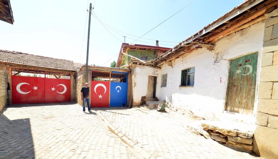 <p>"Köyümüzde bulunan şehitlerimizi ebediyen hatırlamak, onların yakınlarının yanında olduğumuzu hissettirmek üzere oluşturduğumuz Şehitler Kültür Evi'nde Kütüphane ve Müze kurduk. Köyümüzde seferberlik ve kurtuluş savaşında askere gidip, şehit olan veya geri dönmeyen 22 askerimizin yakınları ile terörle mücadelede şehit olan iki Mehmetçiğimizin yakını bulunuyor. Bunun dışında hemen her evde bir gazimiz var."<br />
</p>