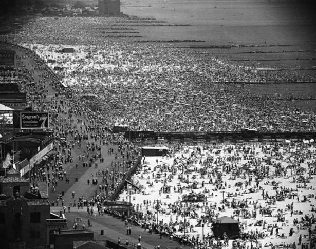 <p>Coney Adası´nda yoğun bir gün, Brooklyn, New York, 1949</p>
