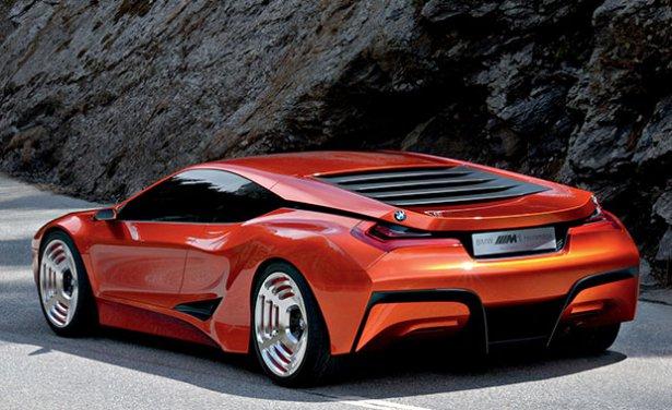 <div>Sadece yarıştırılmak için tasarlanan M1, Firma’nın tarihinde önemli bir yere sahiptir.</div>

<div>BMW, CSL modelinin yerini alacak ve Porsche’nin uzun mesafe, dayanıklılık yarışlarındaki başarısına son verecek bir model istiyordu. Bu yüzden, yarışlarda kullanmak üzere, firmanın ilk ve tek ortadan motorlu süper spor modeli, M1’i tasarladı.</div>
