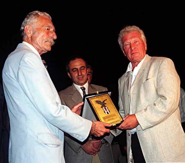 <p>Beşiktaş Yönetım Kurulu, eski Teknik Direktor Karl Heinz Feldkamp’a bir veda yemeğı verdi.</p>
<p>12/08/1999</p>