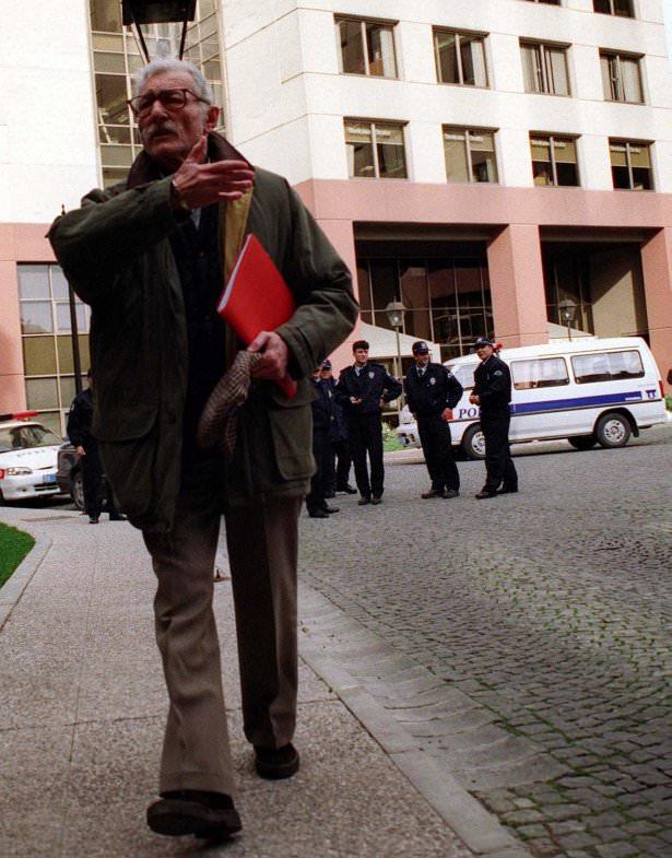 <p>Beşiktaş Başkanı Süleyman Seba, Akaretler’deki kulüp binasına geldi.</p>

<p>16/12/1999</p>
