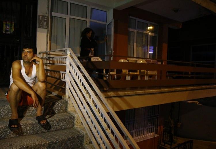 <p><strong>70'E YAKIN KİŞİ YARALANDI</strong></p>
<p>Bölgeden ilk bilgilere göre Bodrum'da 70'e yakın kişi hastaneye başvurdu. Öte yandan Bodrum Devlet Hastanesi'nin acil servisinin asma katının çöktüğü bilgileri geliyor. Bunun üzerine hastalar tahliye edildi. Hastalar hastane bahçesinde tedavi görüyor.</p>