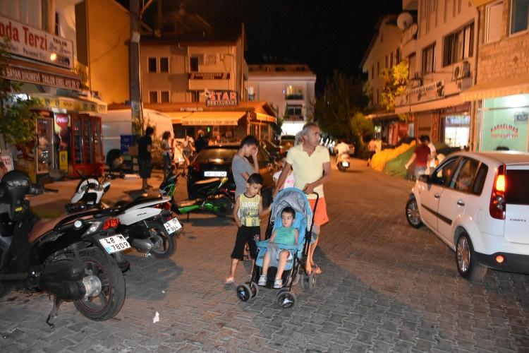 <p>Yerin yaklaşık 8,6 kilometre derinliğinde meydana gelen 6,3 büyüklüğündeki depremin ardından saat 01.52 ile 02.23 arasında 4 artçı deprem daha kaydedildi</p>