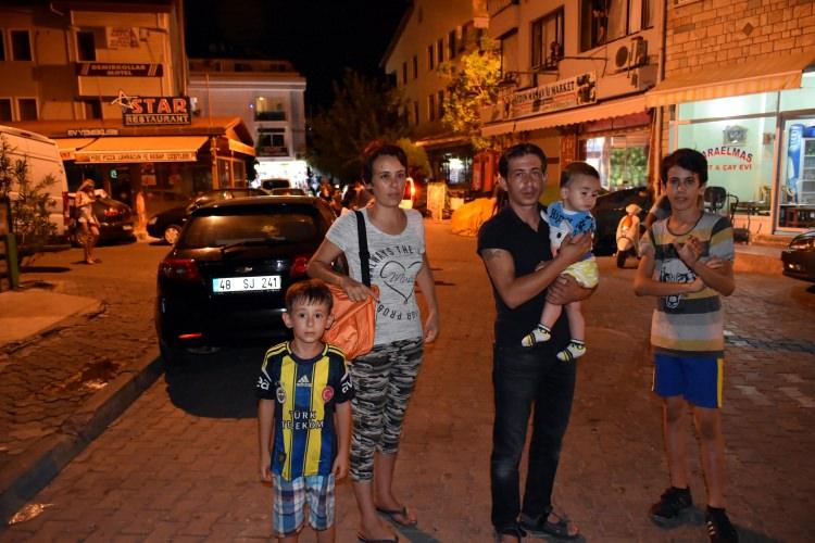<p>AFAD'ın internet sitesinde yer alan bilgiye göre, saat 01.52'de 4,6 büyüklüğünde, saat 01.54'te 4,5 büyüklüğünde, saat 02.00'de 4,2 büyüklüğünde, saat 02.23'te ise 4,5 büyüklüğünde 4 artçı sarsıntı daha meydana geldi.</p>
