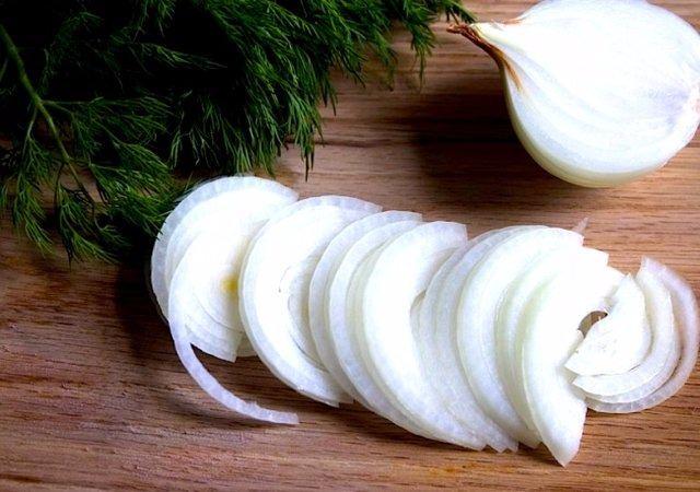 <p>Gözleriniz yaşarmadan soğan kesmek için, doğramadan yarım saat önce soğanı buzdolabında bekletin.</p>
<p> </p>