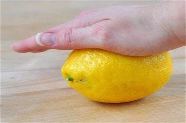 <p>Limonu kolaylıkla sıkmak istiyorsanız elinizle baskı uygulayıp yuvarlayın.</p>
<p> </p>