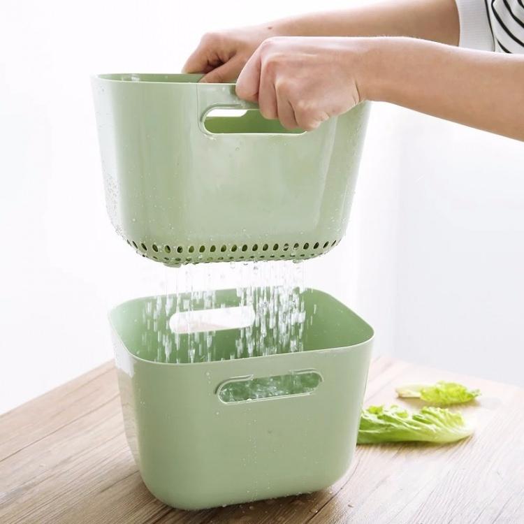 <p>Yeşil yapraklı sebzeler ilk olarak temiz suda ardından sirkeli suda beklemeli. Pişirilmeden önce iyice kurutulmalı. Patlıcan, kök kereviz gibi sebzeler kesildiği zaman hızla kararmaya başlar, bu yüzden bekletilmemelidir.</p>
