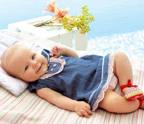 <p>Rahat kesimleri ve pamuklu kumaşları ile fırfırlı elbiseler, bebekleri rahat ettiriyor. </p>
