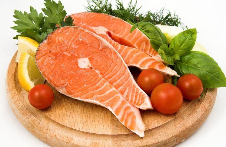 <p><strong>SOMON BALIĞI VE SALATA</strong></p>
<p>En yüksek protein kaynaklarından biri olan somon balığını ızgara olarak ve mevsim yeşillikleriyle hazırlanmış bir salata eşliğinde tüketebilirsiniz.</p>