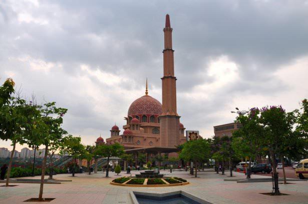 <p><strong>Purtajaya Camiisi de 15 bin kişinin aynı anda namaz kılabileceği büyüklükte. Pembe gül kurusu rengine yakın süslemeleriyle en çok ziyaretçi çeken noktalardan biri.</strong></p>
