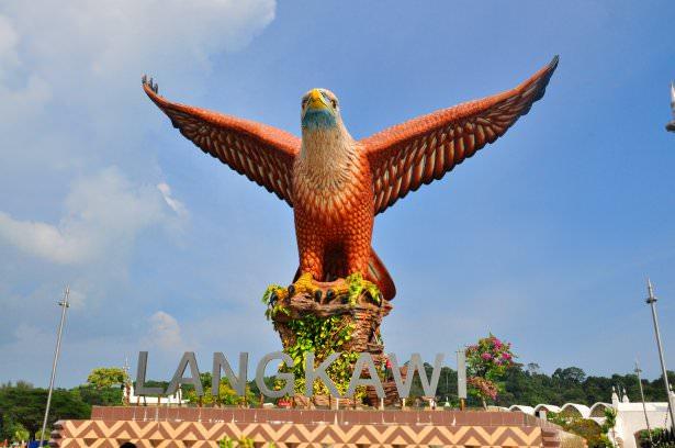 <p><strong>Langkawi gezimize Kartal meydanı ile devam ediyoruz. Eski Malay dilinde Langkawi'nin 'Kızıl kartal' demek olduğunu öğreniyoruz. </strong></p>
