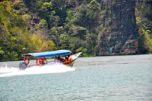 <p><strong>Sürat teknesiyle denize doğu açılıp UNESCO tarafından korumaya alınmış Kilim Geoforest Park’a hareket gidiyoruz.</strong></p>
