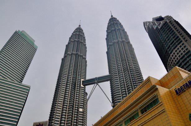 <p><strong>KL gezisinin olmazsa olmazı Petronas Kuleleri’ne uğruyoruz</strong></p>
