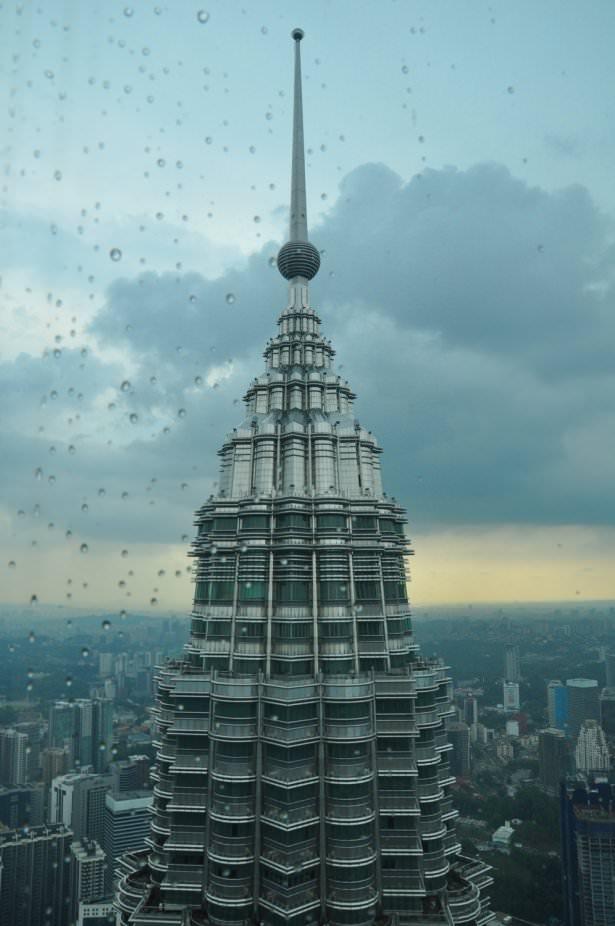 <p><strong>Kulelerin ziyarete açık en üst kısmı ise 421 metre yükseklikteki 86. Kattan başkentin eşsiz manzarasını fotoğraflayabilirsiniz.</strong></p>
