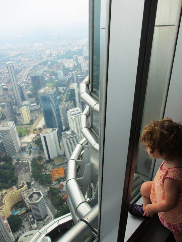 <p><strong>Kulelerin ziyarete açık en üst kısmı ise 421 metre yükseklikteki 86. Kattan başkentin eşsiz manzarasını fotoğraflayabilirsiniz.</strong></p>
