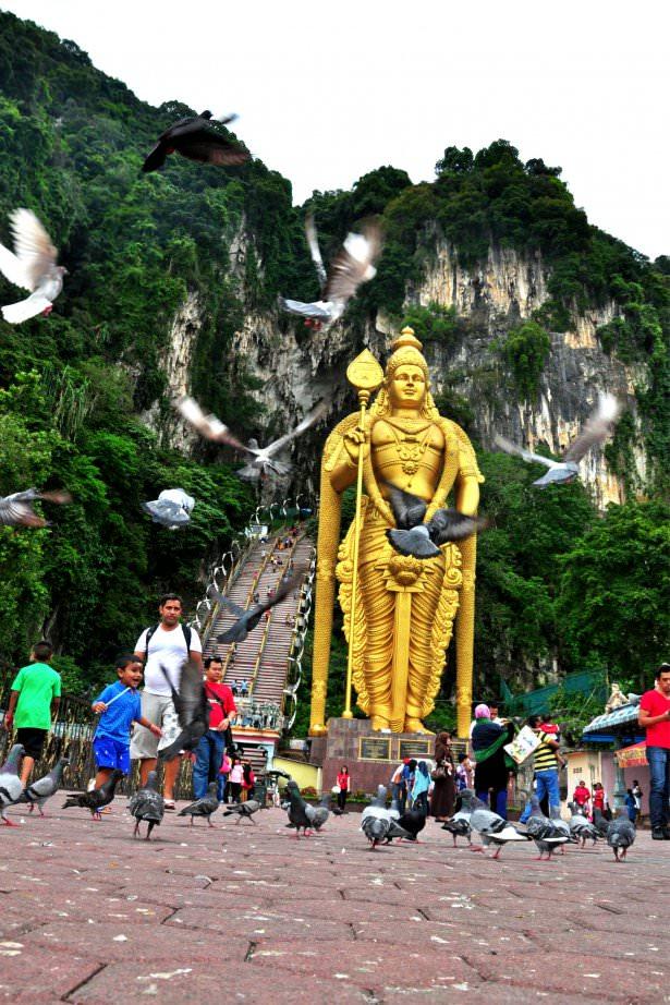 <p><strong>Ünlü Lord Murugan heykeli hemen bu mağaranın önünde.. 2006 yılında yapılan devasa heykelin boyu tam 43 metre ve altınla boyalı. </strong></p>
