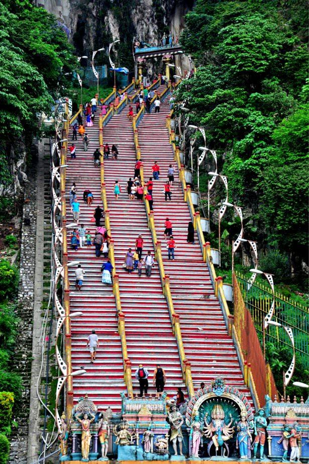 <p>Başkente oldukça yakın bir ziyaret noktamız daha var. Batu Caves.. </p>
