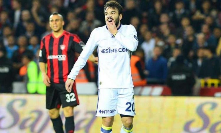 <p><strong>VOLKAN ŞEN </strong>| <strong>GİTMELİ | </strong>Olmadı, olmuyor, olması da zor... Mental özellikleri Fenerbahçe'nin seviyesi için yeterli değil. Bu sezonki istatistikleri de bunun en büyük kanıtı. Teklif gelirse mutlaka gönderilmeli.</p>
