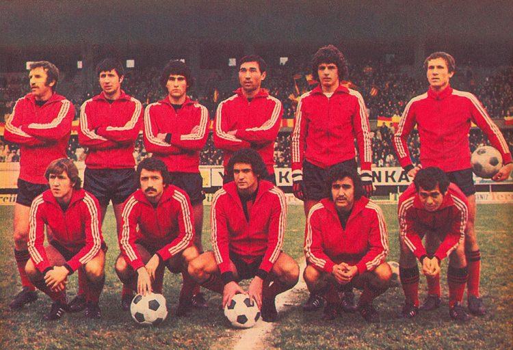 <p>ESKİŞEHİRSPOR 1976-1977</p>

<p>Soldan sağa</p>

<p><strong>Ayaktakiler:</strong> Burhan İpek, İsmail Arca, Coşkun Demirbakan, Bilal Arular, Adem İbrahimoğlu, Tayfun Gürsel.</p>

<p><strong>Oturanlar:</strong> Metin Parlaroğlu, Hüdai Doğu, Mehmet Kalaycı, Mehmet Çardak, Burhan Tözer.</p>
