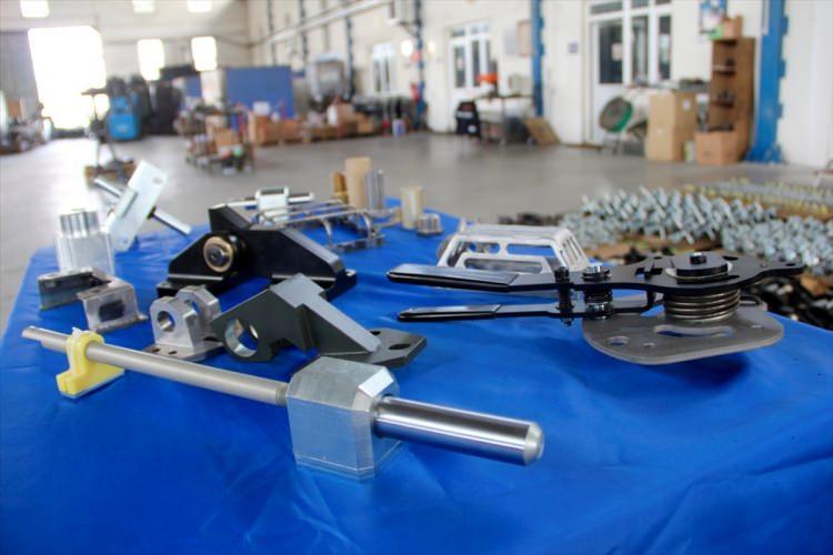 <p>Kaput ve kapı menteşelerinden emniyet, kapı ve mayın kilitlerine kadar çok sayıda parçanın üretiminin gerçekleştirildiği fabrika, Sivas'tan savunma sanayisine önemli hizmet veriyor.</p>
