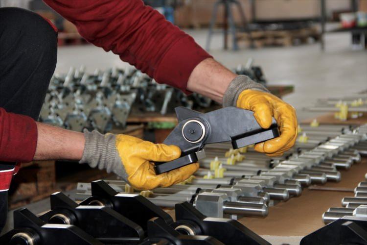 <p>Fabrikalarında daha önce plastik enjeksiyon kalıpları ve özel tip makineler ürettiklerini belirten Gökçeler, 2012 yılından itibaren savunma sanayisi için üretim yapmaya başladıklarını aktardı.</p>
