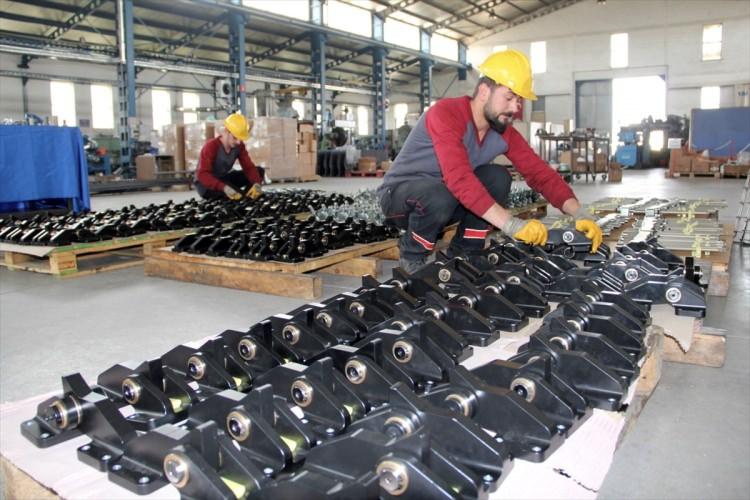 <p>Gökçeler, son 4 yıldır Ejder Yalçın zırhlısı için kritik parçalarının üretimlerini yaptıklarını dile getirerek, "Sivas'ta Ejder Yalçın zırhlısı için kaput, kapı menteşeleri, emniyet, kapı ve mayın kilitleri, alüminyum çamurlukları üretiyoruz. </p>
