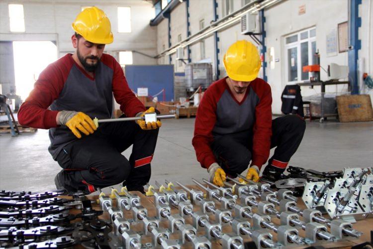 <p>Ejder Yalçın yüzde 100 yerli bir araç ve şu anda yurt dışına ihracatları da gerçekleşmekte. Tunus ve Kuveyt'te Nurol Makine tarafından ihracatı yapılan bir araç." ifadesini kullandı.</p>
