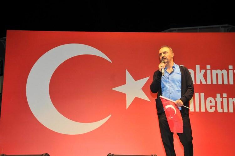 <p><span style="color:rgb(68, 68, 68)">Yılmaz Erdoğan</span><a href="http://www.takvim.com.tr/multimedya/galeri/turkiye/demokrasi-ve-sehitler-mitingine-katilacak-unlu-isimler/8">.</a></p>
