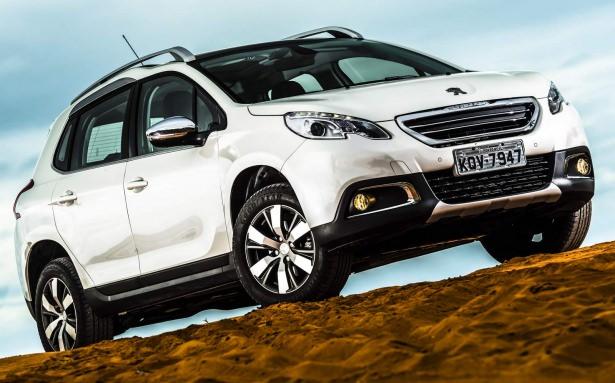 <p>Peugeot 2008'lerde düz vites fiyatına otomatik vites sunuluyor. Ayrıca cam tavan hediye ediliyor.</p>