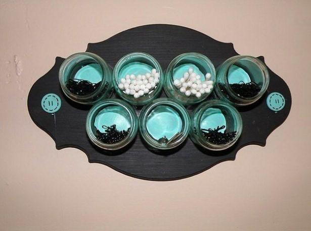 <p><strong>Minik kavanozlar banyonuzu düzenlemeye yardımcı olabilir. </strong></p>
<p>Bir kadının en fazla ıvır zıvırı banyo da olur, işte onları düzenlemek için minik kavanozlar kullanabilirsiniz. Kavanozların altlarını tahta bir levhaya ya da tepsiye yapıştırın. Duvarınıza asacağınız düzenleyiciyi, kulak pamukları, makyaj pamukları ve tel tokalarla doldurun.</p>