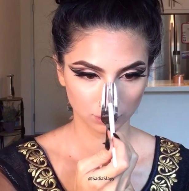 <p>Bir diğer makyaj bloggerı Sadia Slayy da izleyicileriyle paylaştığı bir makyajında mutfak aletlerini kullandı.</p>
