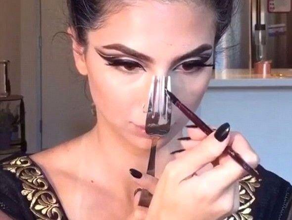 <p>Bir çatalla burnuna ışık ve gölge yapmakta</p>
