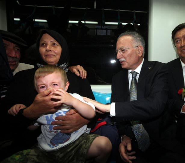 <p>&nbsp;CHP Genel Başkanı G&uuml;rsel Tekin ile birlikte vatandaşları selamlayan ve sohbet eden İhsanoğlu'na vatandaşlar da yakın ilgi g&ouml;sterdi.&nbsp;</p>
