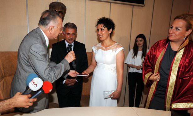 <p>Kılıçdaroğlu'nun Cumhurbaşkanlığı için "çatı adayı" olarak Bahçeli'ye ilettiği Ekmeleddin İhsanoğlu, bir nikaha katıldı.</p>

<p> </p>
