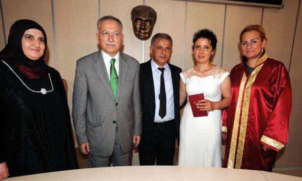 <p>İhsanoğlu, soru sormak isteyen gazetecilere, "İstiyorsanız beraber gidelim" dedi. Bunun üzerine gazeteciler İhsanoğlu'nu takip etti.</p>

<p> </p>
