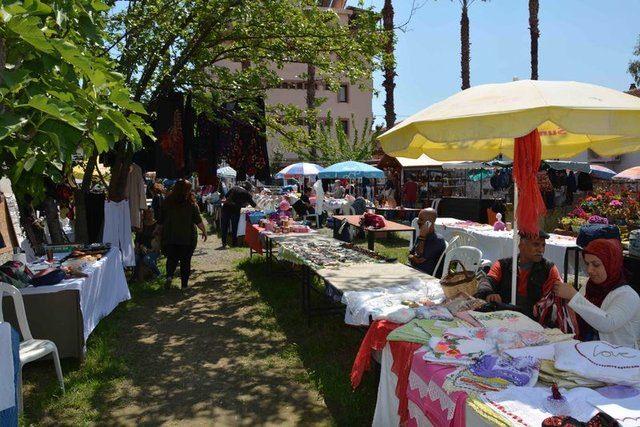<p>Muğla'nın Köyceğiz ilçesinde 15 günde bir kurulan ekolojik pazar, ev hanımlarının gelir kapısı oldu.</p>
